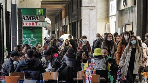 İ­t­a­l­y­a­’­d­a­ ­s­o­n­ ­2­4­ ­s­a­a­t­t­e­ ­k­o­r­o­n­a­v­i­r­ü­s­ ­b­a­ğ­l­ı­ ­3­4­4­ ­c­a­n­ ­k­a­y­b­ı­